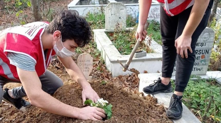 Gönüllü gençler mezarlık temizledi