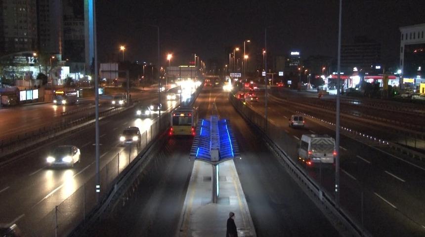 Sokağa &ccedil;ıkma kısıtlaması sona erdi, yollarda hareketlilik başladı