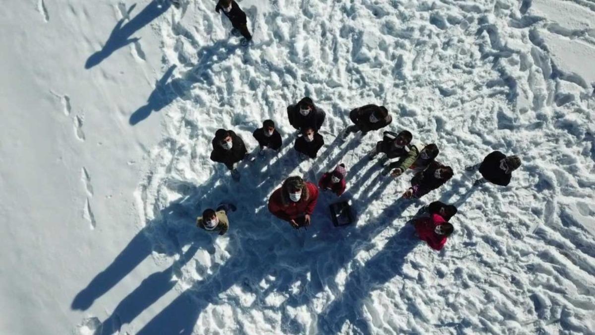 K&ouml;yde yaşayan &ccedil;ocukların drone u&ccedil;urma sevinci
