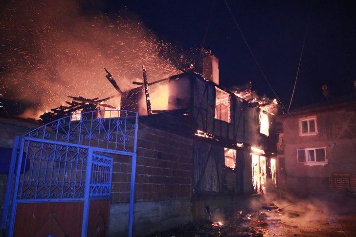 GÜNCELLEME - Bolu'da iki katlı evde çıkan yangında bir kişi öldü G2