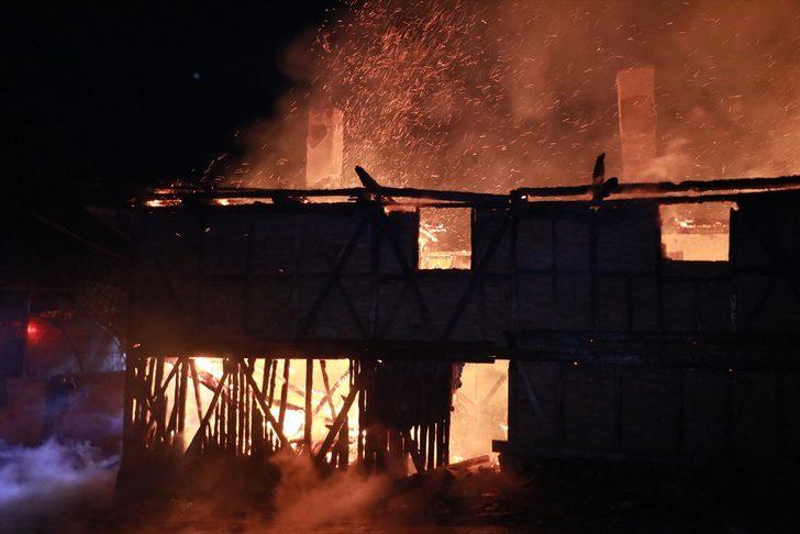 GÜNCELLEME - Bolu'da iki katlı evde çıkan yangında bir kişi öldü G3