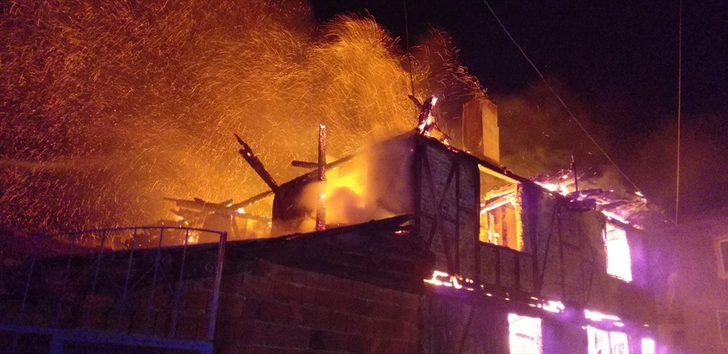 GÜNCELLEME - Bolu'da iki katlı evde çıkan yangında bir kişi öldü G5