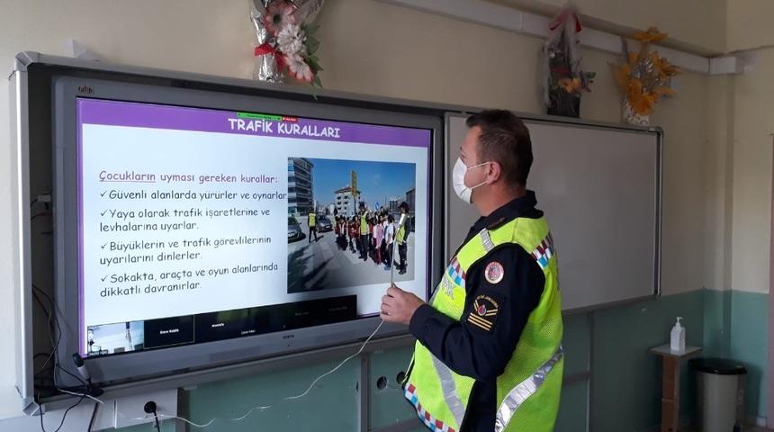 Jandarma trafik ekipleri EBA’dan öğrencilere trafik dersi verdi