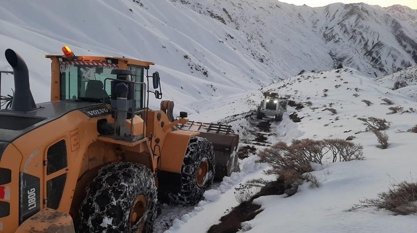 Şemdinli&rsquo;de karla m&uuml;cadele &ccedil;alışması