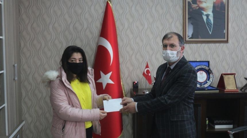 &lsquo;G&ouml;&ccedil; ve Aile&rsquo; temalı resim yarışmasında, dereceye giren katılımcılar &ouml;d&uuml;llendirildi