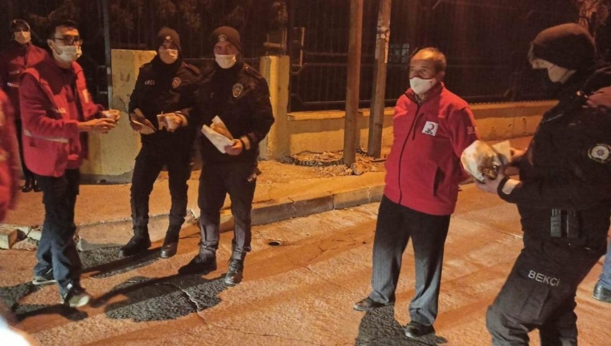 Kızılaydan polislere simit, kek ve &ccedil;ay ikramı