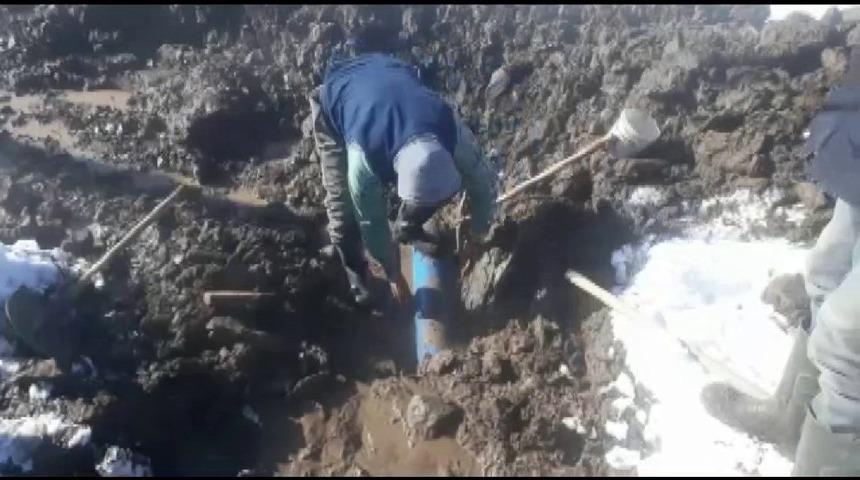 Tekman ESKİ ekibi soğuk havada mahallelinin yardımına yetişti