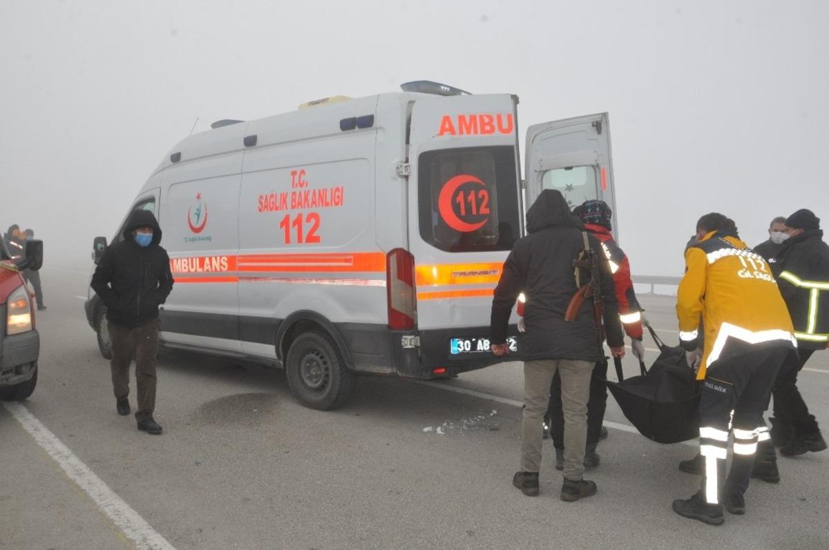 Yolcu minib&uuml;s&uuml;yle tır &ccedil;arpıştı: 4 &ouml;l&uuml;, 5 yaralı