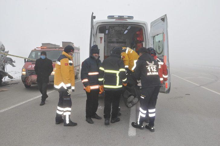Yolcu minibüsüyle tır çarpıştı: 4 ölü, 5 yaralı G2