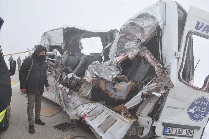 Yolcu minibüsüyle tır çarpıştı: 4 ölü, 5 yaralı G3
