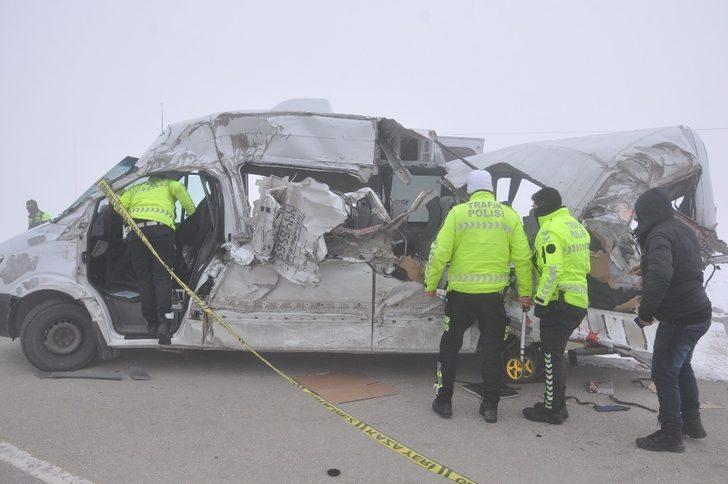 Yolcu minibüsüyle tır çarpıştı: 4 ölü, 5 yaralı G4