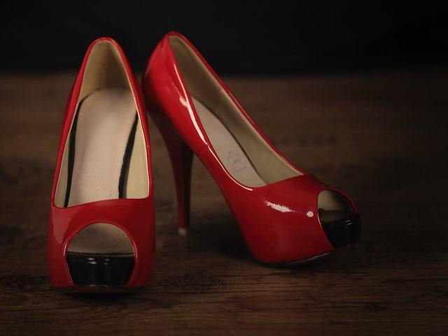 R&uuml;yada topuklu ayakkabı giymek