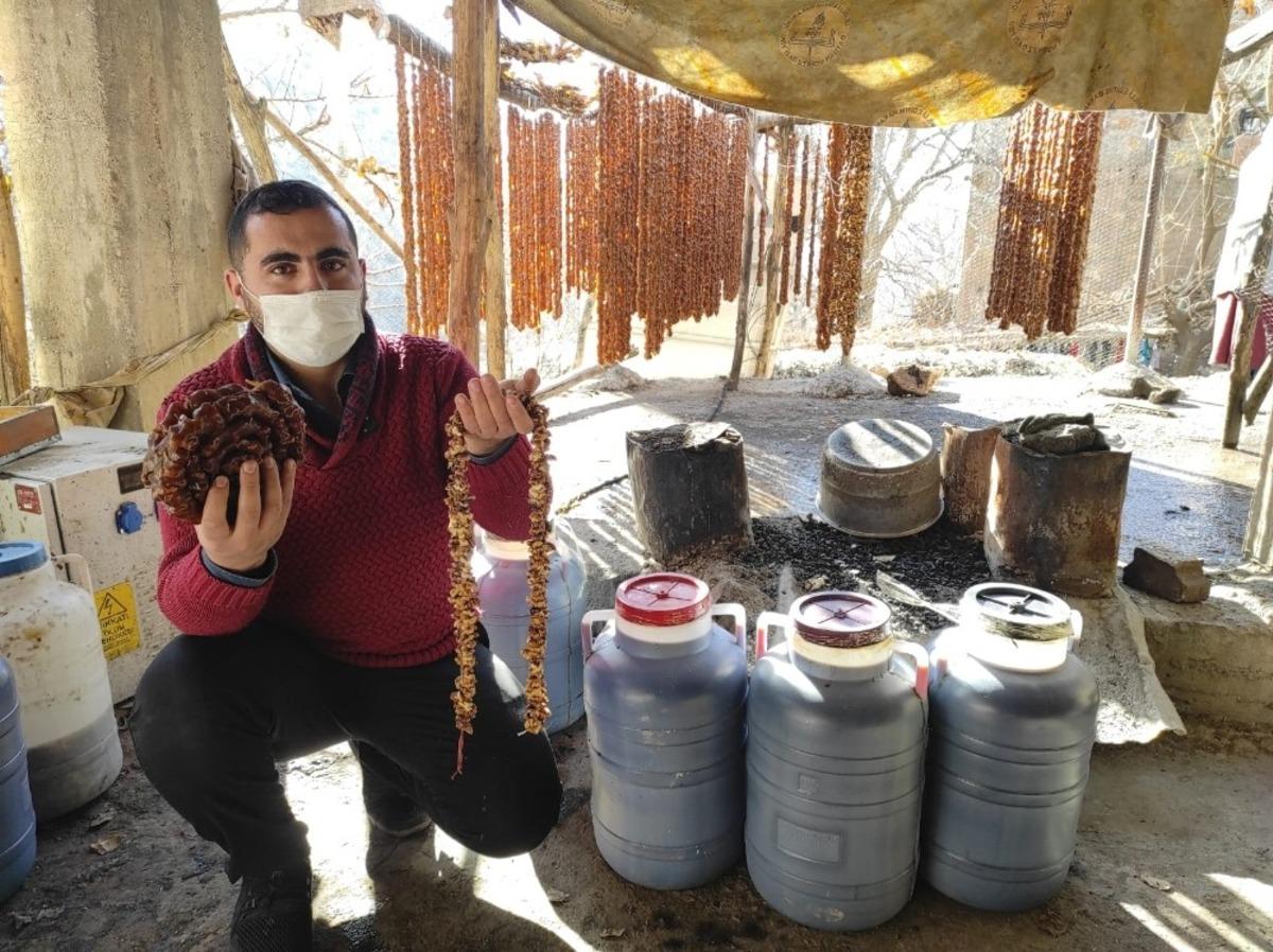 Yaz kış demeden cevizli sucuk yaparak ge&ccedil;imlerini sağlıyorlar
