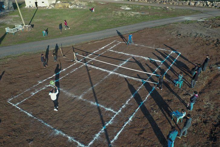 Şanlıurfa'da tenisle tanışan köylüler kendi imkanlarıyla yaptıkları kortta raket sallıyor G1