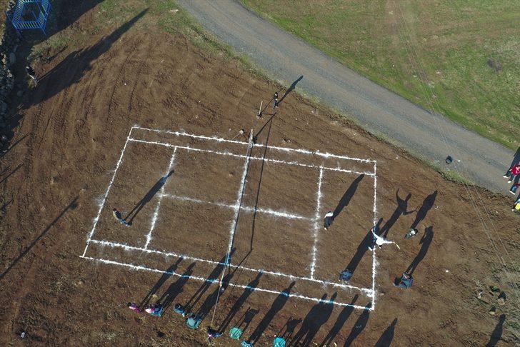 Şanlıurfa'da tenisle tanışan köylüler kendi imkanlarıyla yaptıkları kortta raket sallıyor G3
