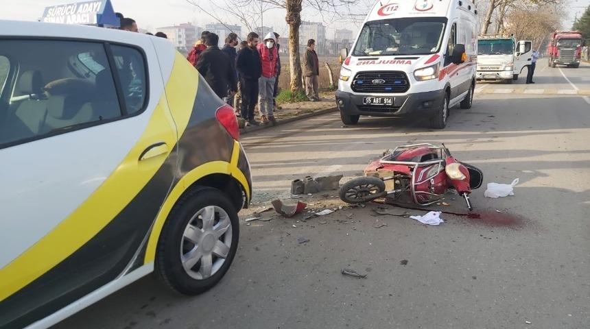 Motosiklet sürücü adayı aracına çarptı: 1 yaralı