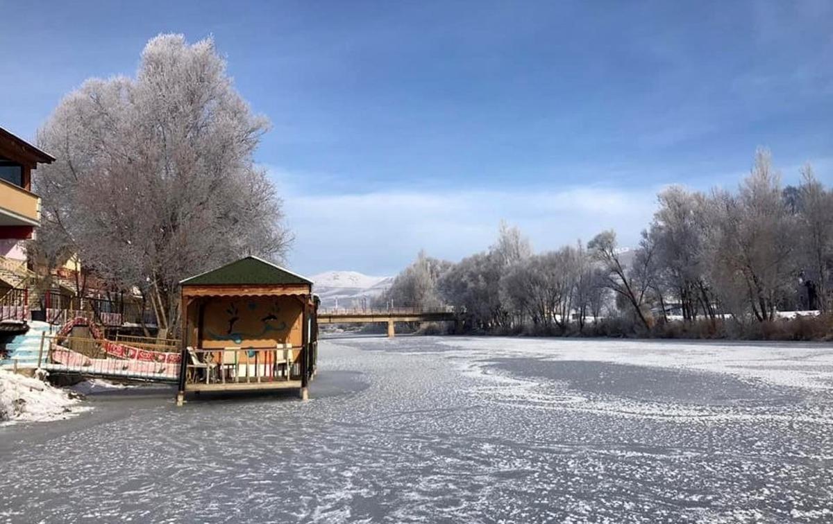 Bayburt&rsquo;ta &Ccedil;oruh nehri buz tuttu