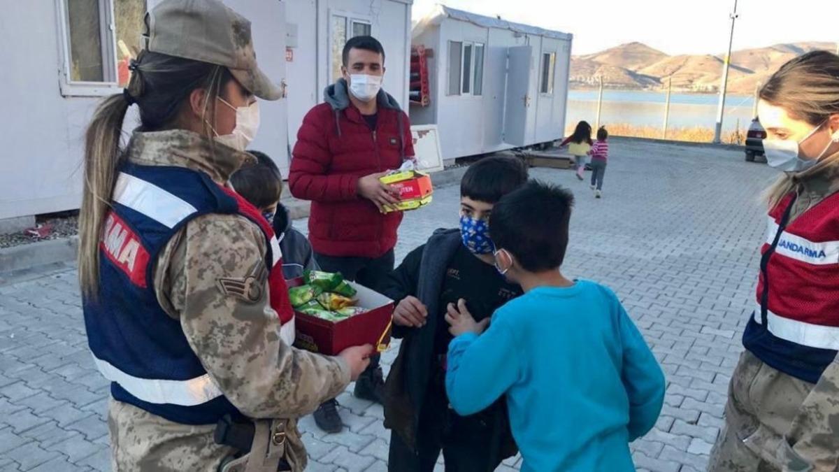 Elazığ&rsquo;da depremzede &ccedil;ocuklara jandarmadan moral ziyareti