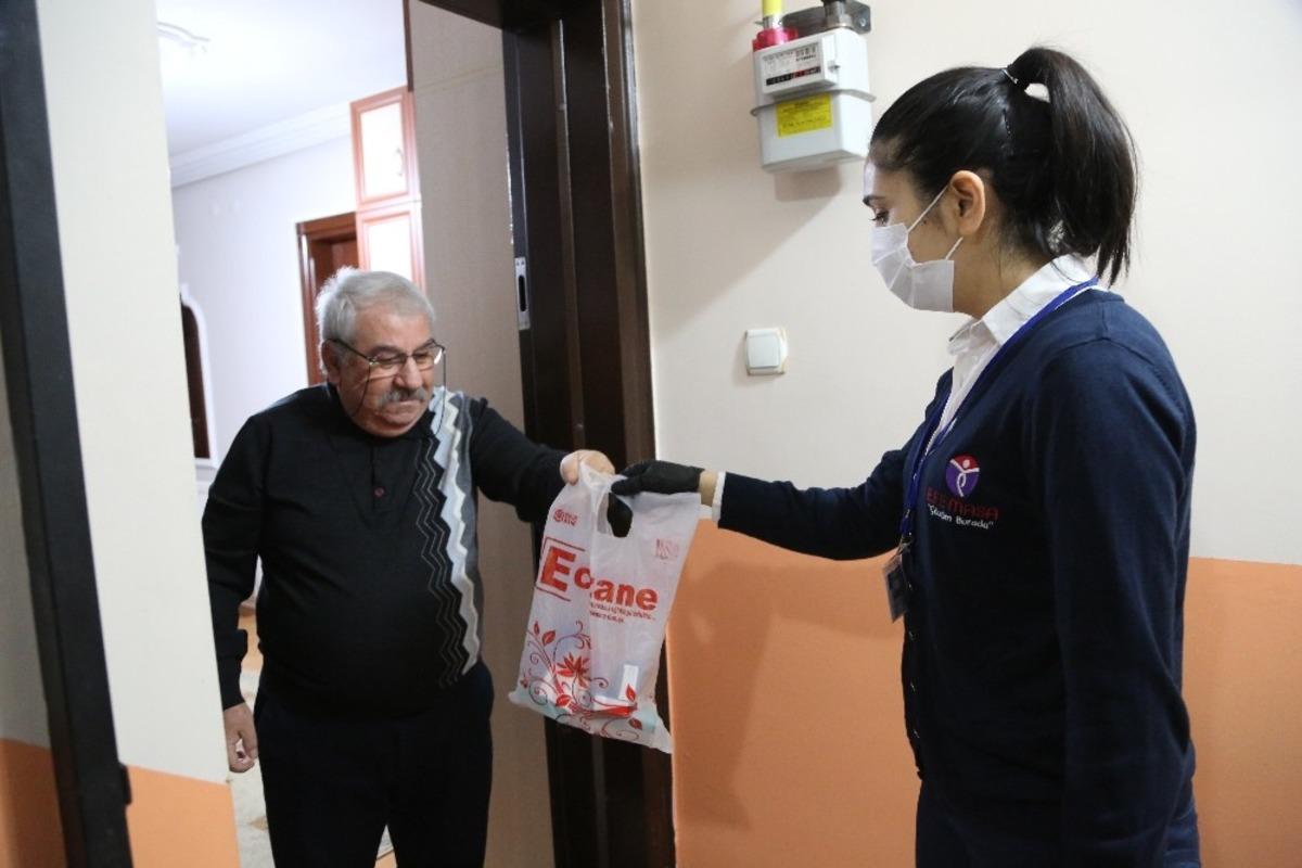 Efeler Belediyesi evlerinde &ccedil;ıkamayan vatandaşlara yardımcı oluyor