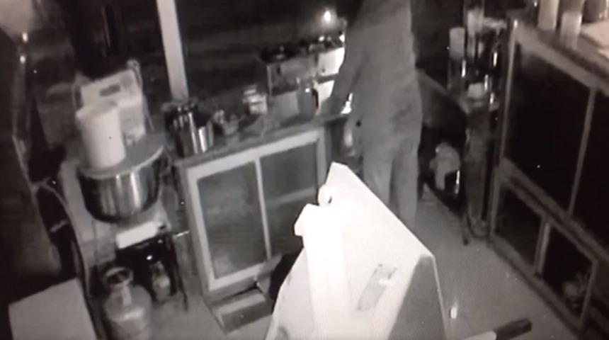 Girdiği lokantada yemek yapıp yedi, sadaka kutusunu çaldı