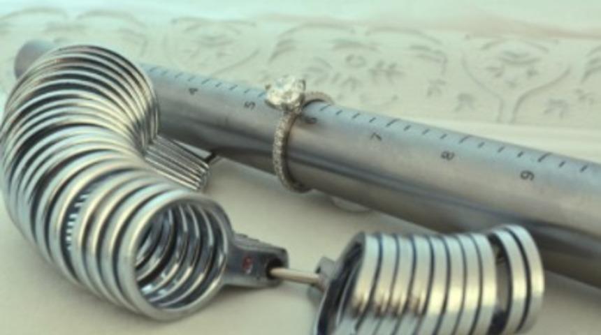 Y&uuml;z&uuml;k &ouml;l&ccedil;&uuml;s&uuml; nasıl alınır? Parmağın y&uuml;z&uuml;k &ouml;l&ccedil;&uuml;s&uuml;n&uuml; &ouml;ğrenmek i&ccedil;in basit y&ouml;ntemler