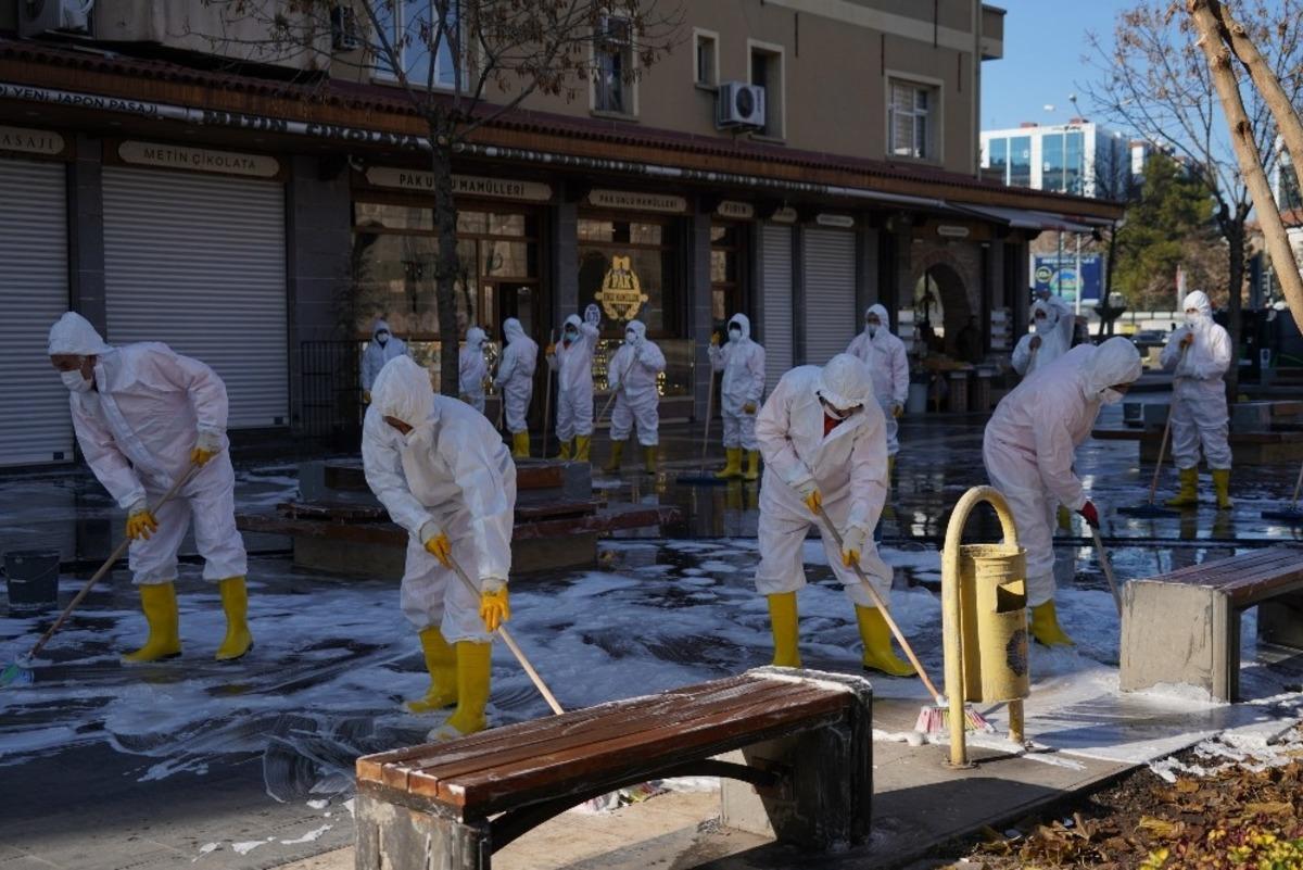 Diyarbakır B&uuml;y&uuml;kşehir Belediyesinden 180 personel ve 44 ara&ccedil;la temizlik &ccedil;alışması