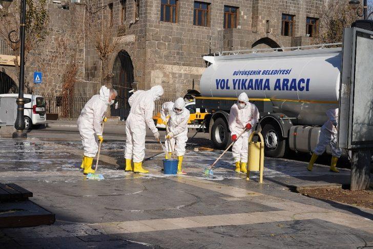 Diyarbakır Büyükşehir Belediyesinden 180 personel ve 44 araçla temizlik çalışması G4