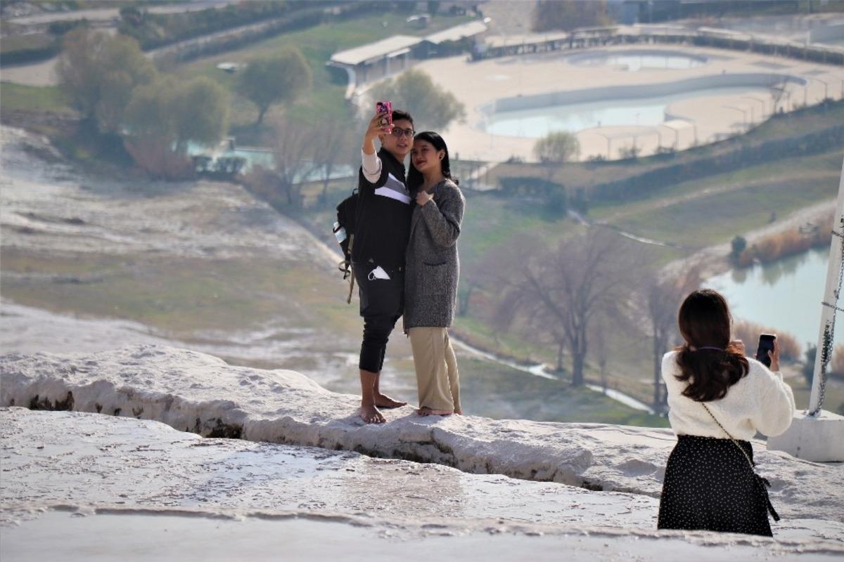 Kısıtlamadan muaf olan turistler Pamukkale&rsquo;ye doyamadı