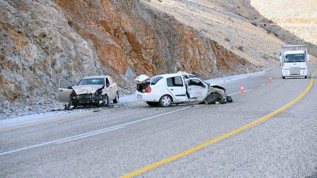 İki otomobil çarpıştı: 2 yaralı