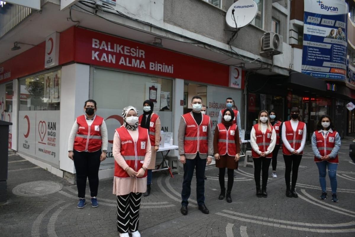 Kızılay&rsquo;ın gen&ccedil;leri pandemide kan vermeye dikkat &ccedil;ekti