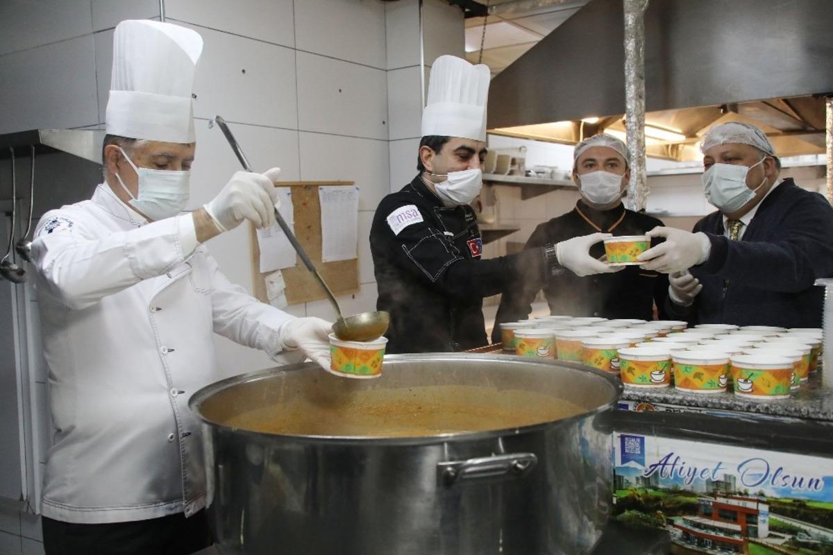 Atakum&rsquo;dan 36 g&uuml;nde 1373 hane ve 3790 hastaya yemek desteği