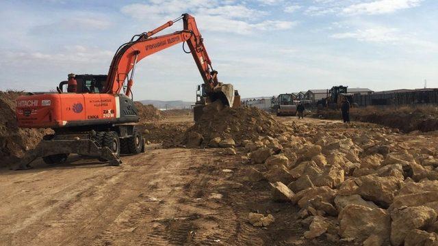Bir mahalleden çıkarılan hafriyat bir başka mahallede yol yapımı için kullanılıyor