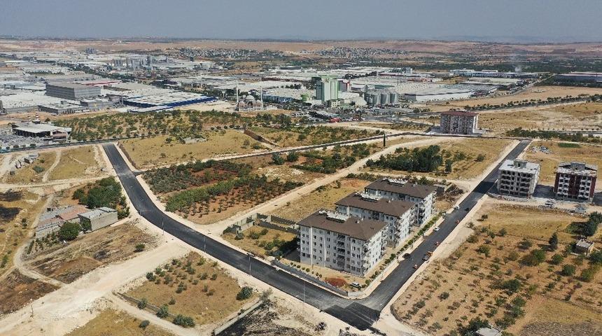 D&ouml;rt bir yandan asfalt &ccedil;alışması s&uuml;rd&uuml;r&uuml;l&uuml;yor