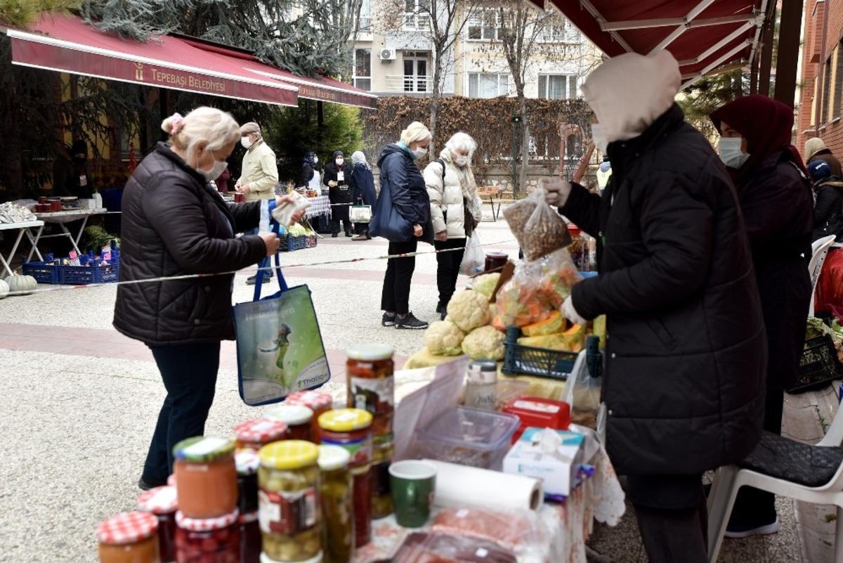 Kooperatif &uuml;yesi kadınlar &rsquo;kadın &uuml;retici &uuml;r&uuml;n satış noktası&rsquo;nda