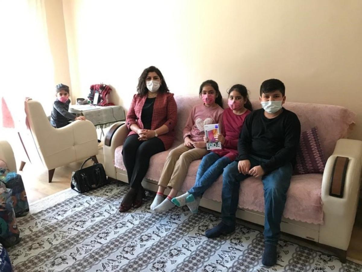 G&uuml;rel&rsquo;den derslerinde başarılı olan 4 kardeşe tablet hediyesi