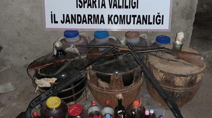 Isparta&rsquo;da piyasaya s&uuml;r&uuml;lmek &uuml;zere olan 372 litre sahte i&ccedil;ki ele ge&ccedil;irildi
