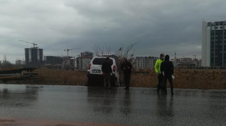 Kontrolden &ccedil;ıkan ara&ccedil; banketten d&uuml;şerek asılı kaldı