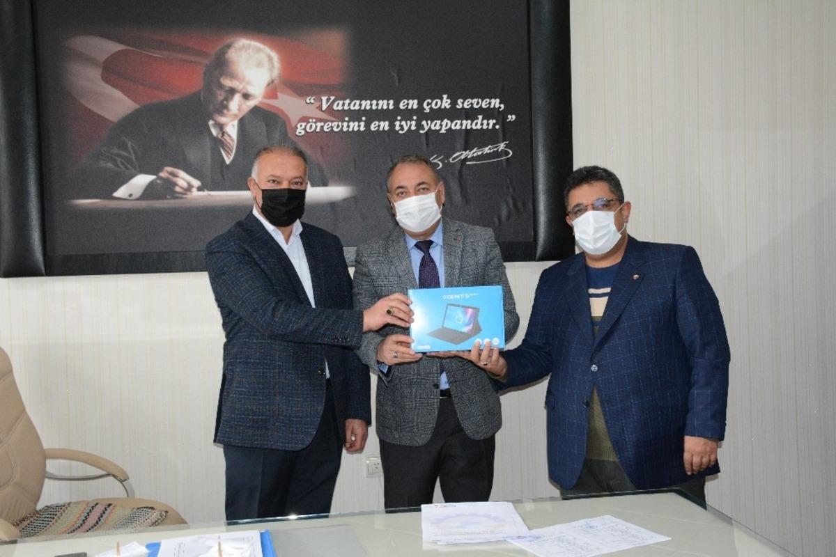 TATSO&rsquo;dan &ouml;ğrencilere tablet desteği