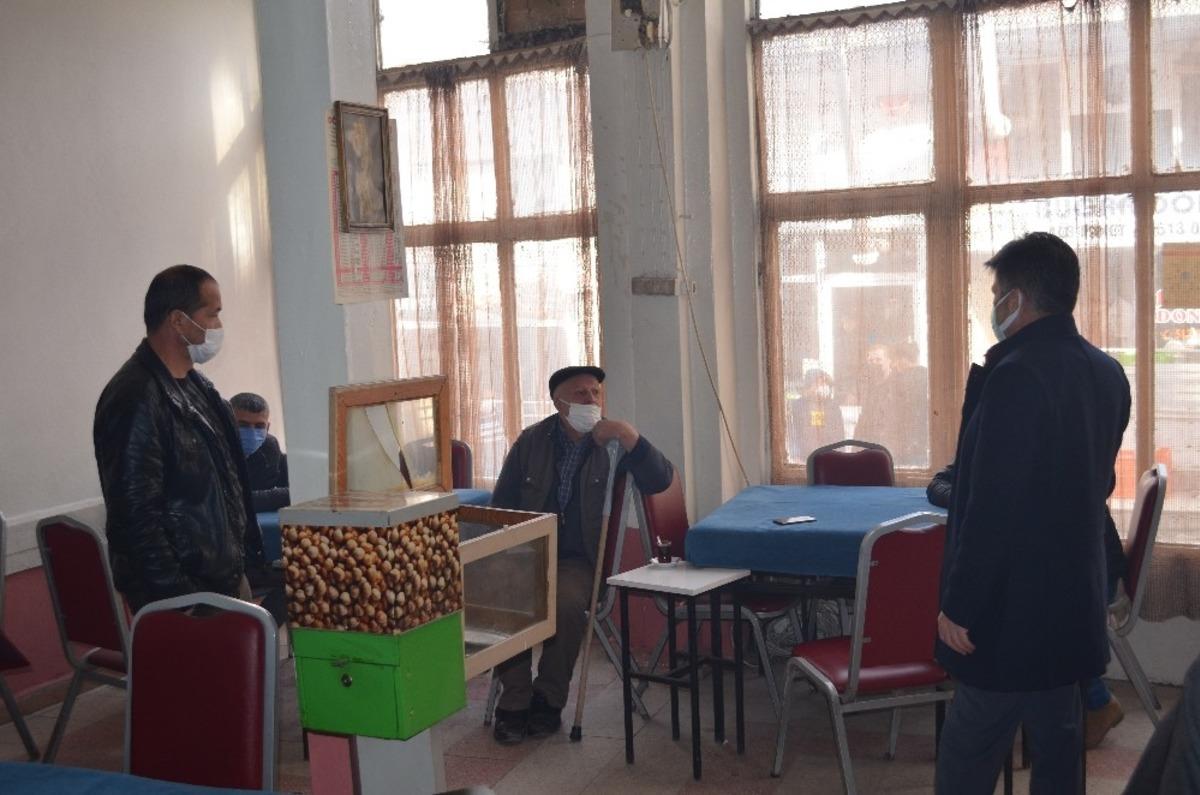 Emniyet m&uuml;d&uuml;r&uuml; kahvehaneyi bastı: İşletmecinin savunması pes dedirtti