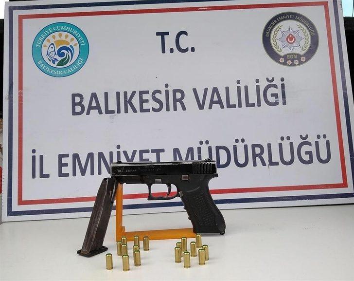 Balıkesir’de polis 20 aranan şahsı yakaladı G3