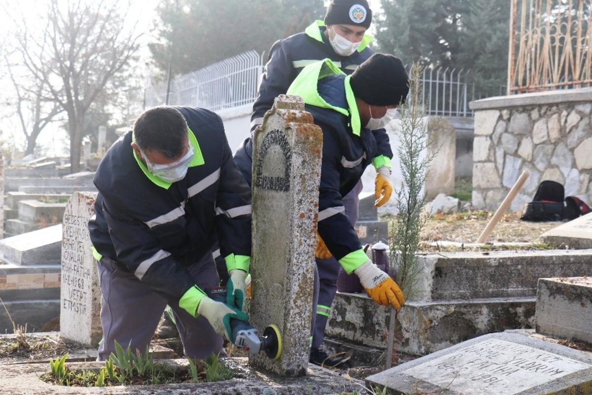Malatya&rsquo;da İn&ouml;n&uuml; ve &Ouml;zal ailelerinin mezarlarını yeniliyor