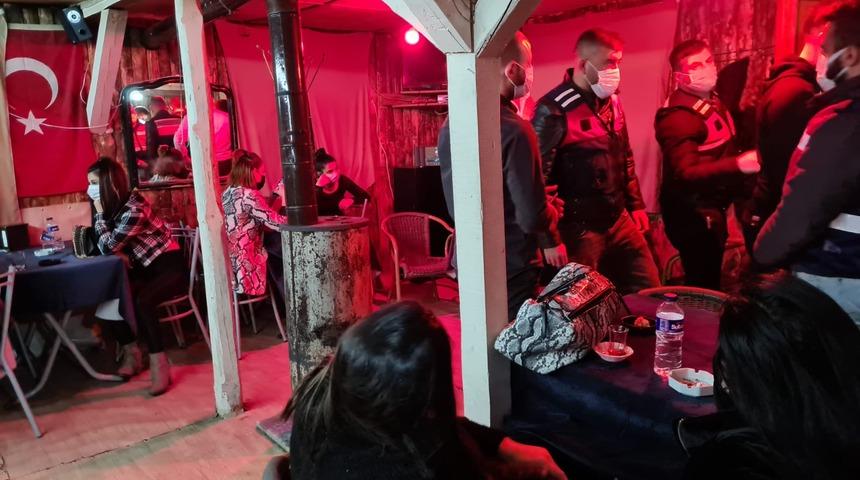 Eğlence mekanına dönüştürülen bağ evine baskın; 20 kişiye 81 bin lira ceza