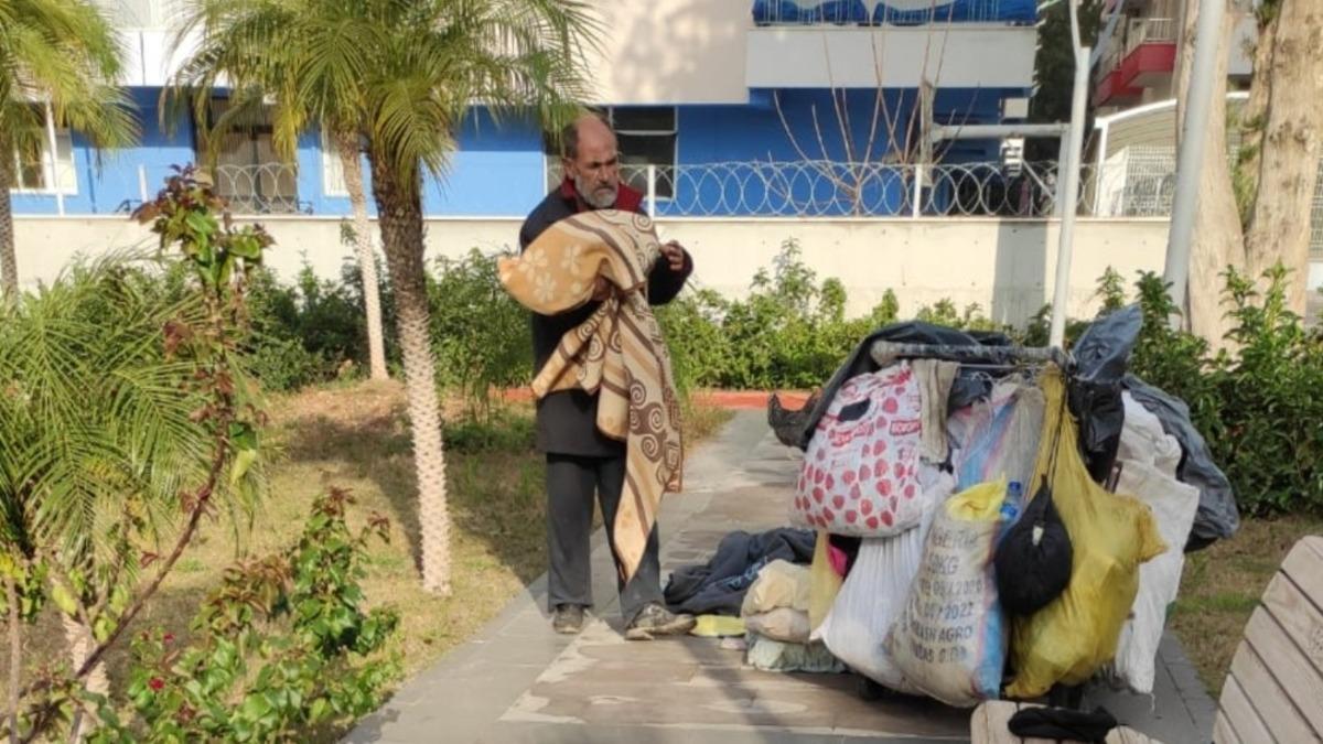 Parkta yatan hurdacıya zabıta ve bek&ccedil;iler sahip &ccedil;ıktı
