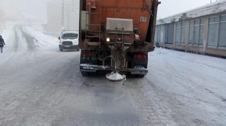 &Ccedil;aldıran Belediyesinden yol tuzlama &ccedil;alışması