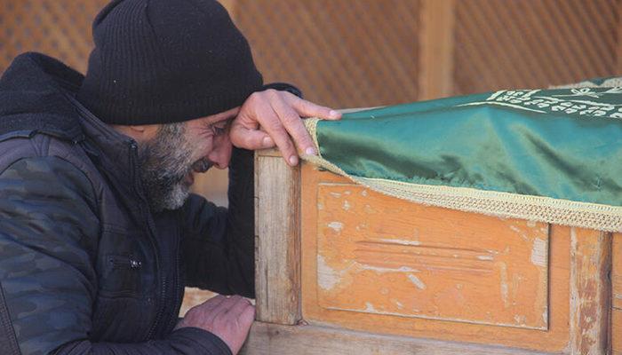 22 yıldır baktığı yatalak annesinin cenazesinde gözyaşlarına boğuldu