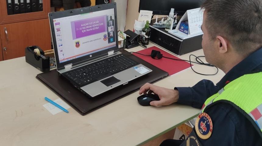 Jandarma EBA üzerinden ders verdi