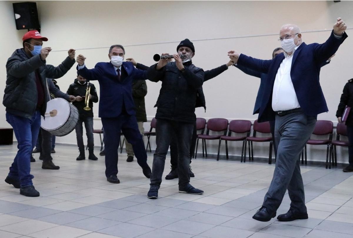 İş&ccedil;iler zammı Muğla Zeybeği ile kutladı