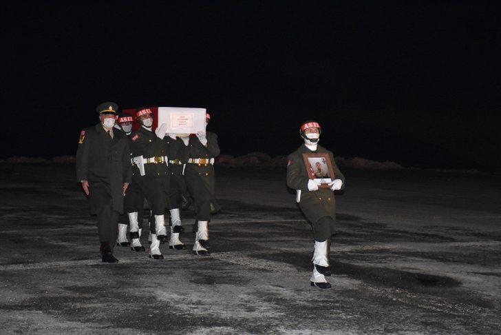 Hakkari'de çığ düşmesi sonucu şehit olan askerin naaşı törenle memleketine uğurlandı G1