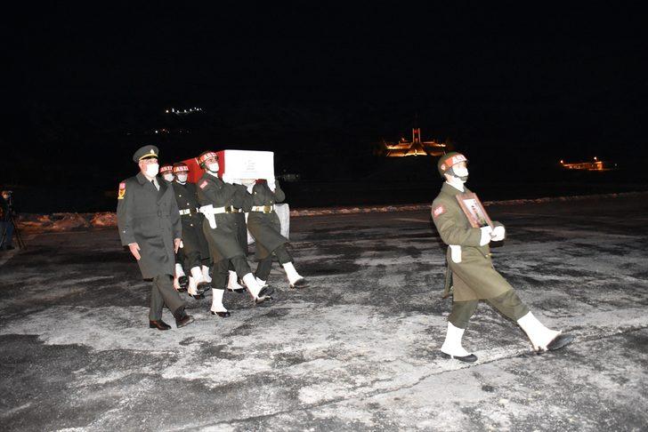 Hakkari'de çığ düşmesi sonucu şehit olan askerin naaşı törenle memleketine uğurlandı G5
