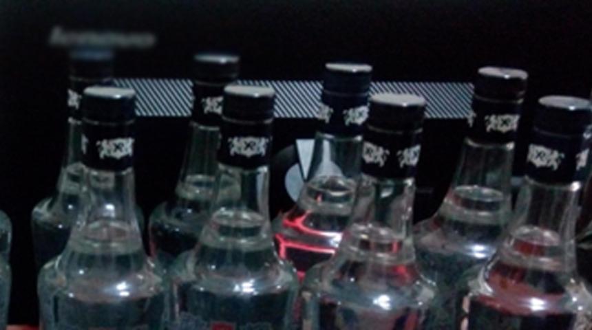 Gaziantep'te yılbaşında piyasaya s&uuml;r&uuml;lmek istenen 200 şişe sahte i&ccedil;ki ele ge&ccedil;irildi